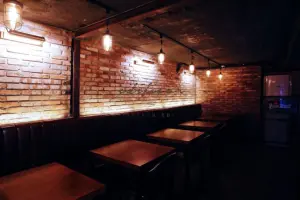 붉은 벽돌과 빈티지 조명이 만드는 무드있는 바